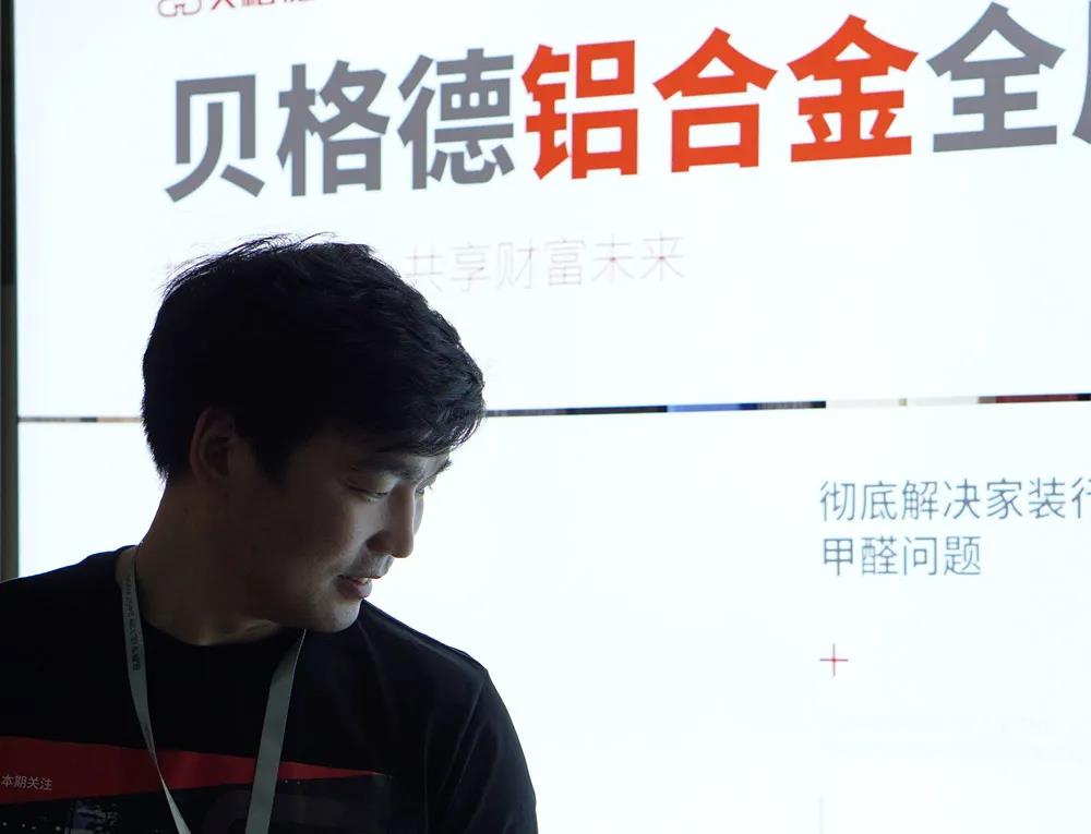 当我举起画册在人群中高呼，就有很多人主动过来领取